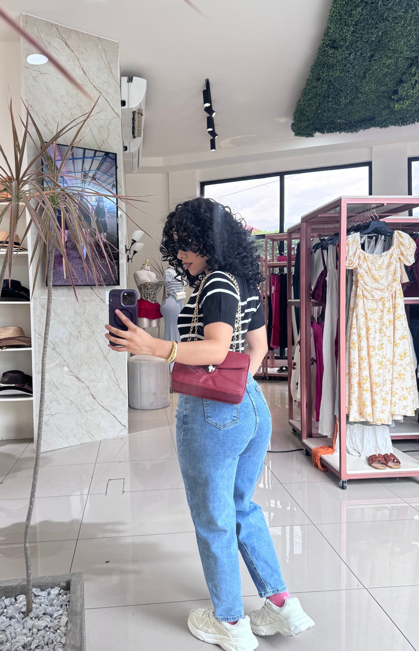 MOM JEANS ESTILO BARRIL