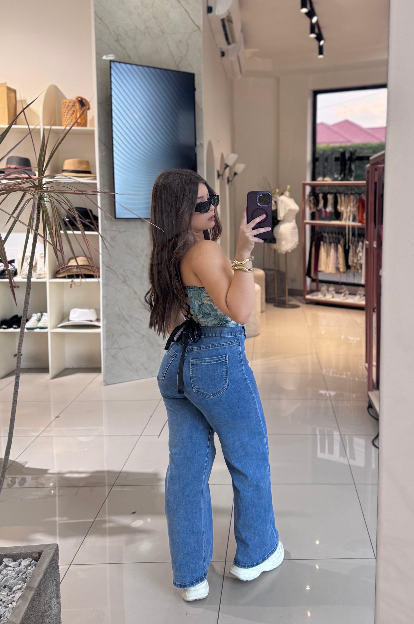 MOM JEANS CON CINTURON