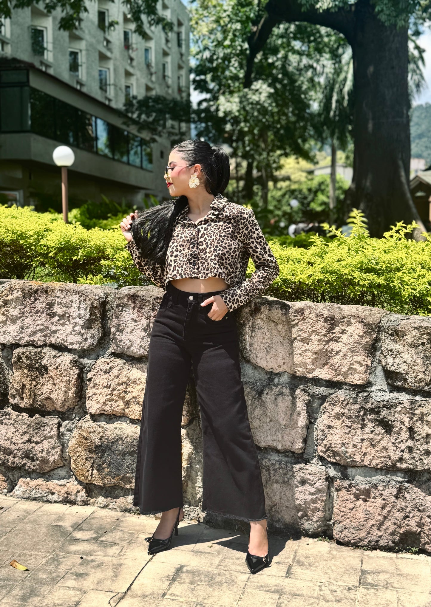 MOM JEANS CORTO PIERNA ANCHA