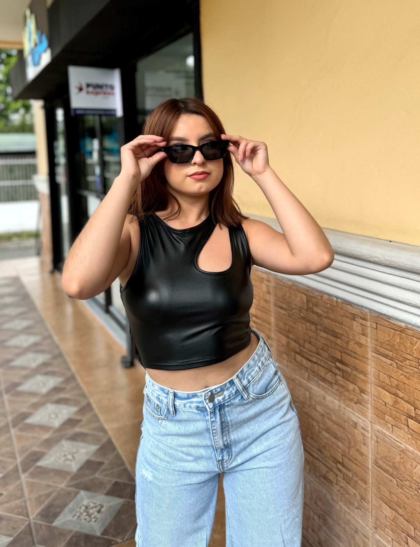 TOP METÁLICO CUERO