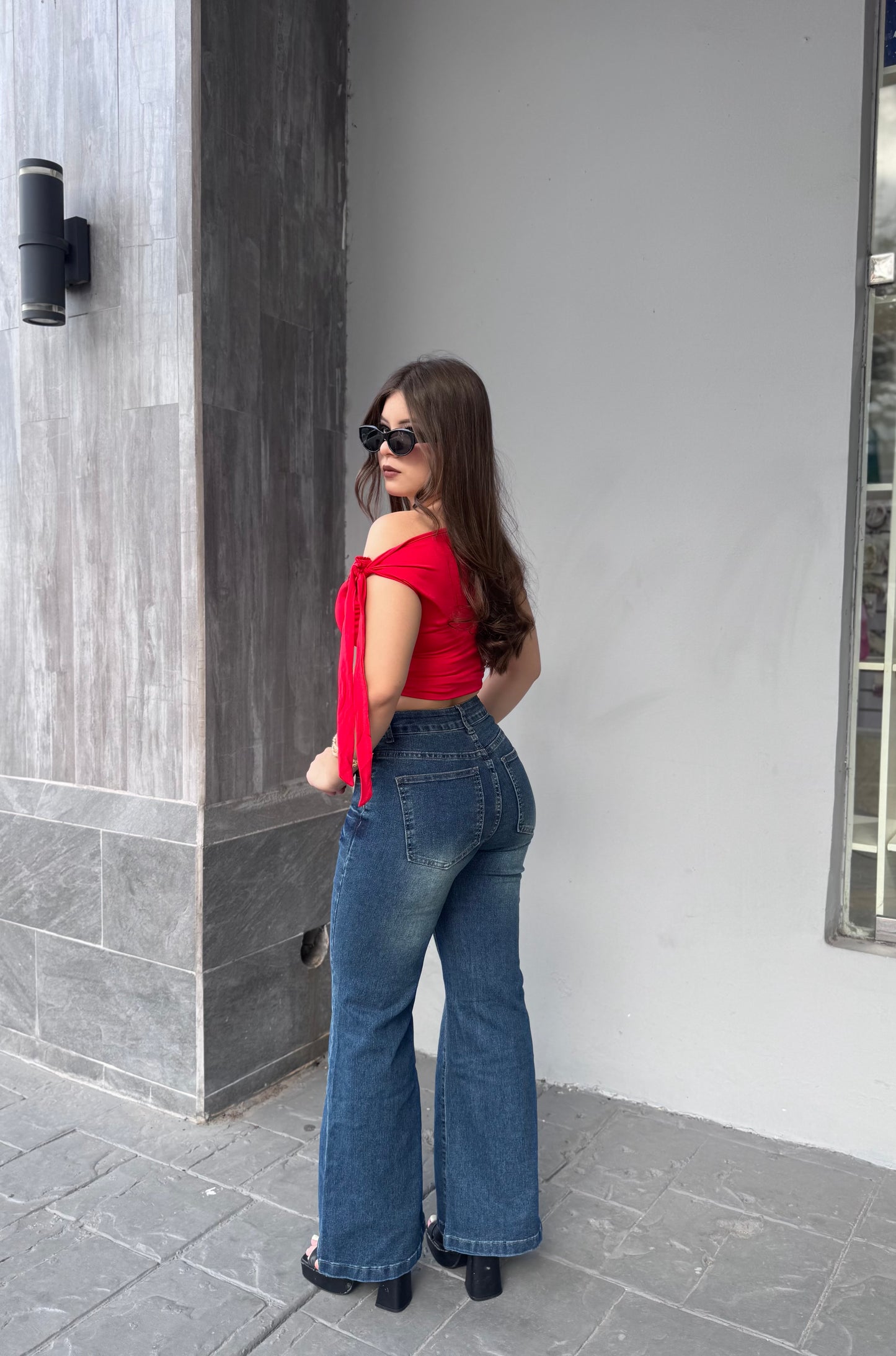 FLARE JEANS A LA CADERA DESLAVADO