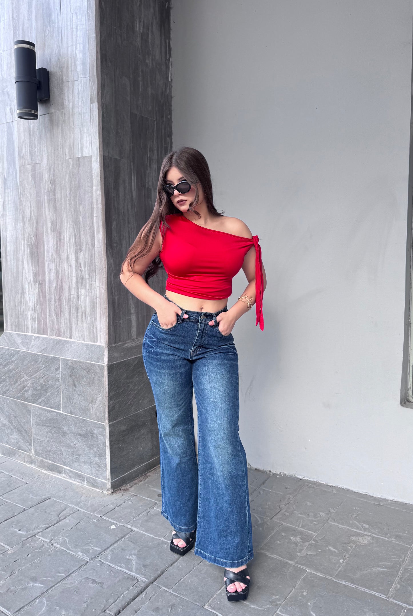 FLARE JEANS A LA CADERA DESLAVADO