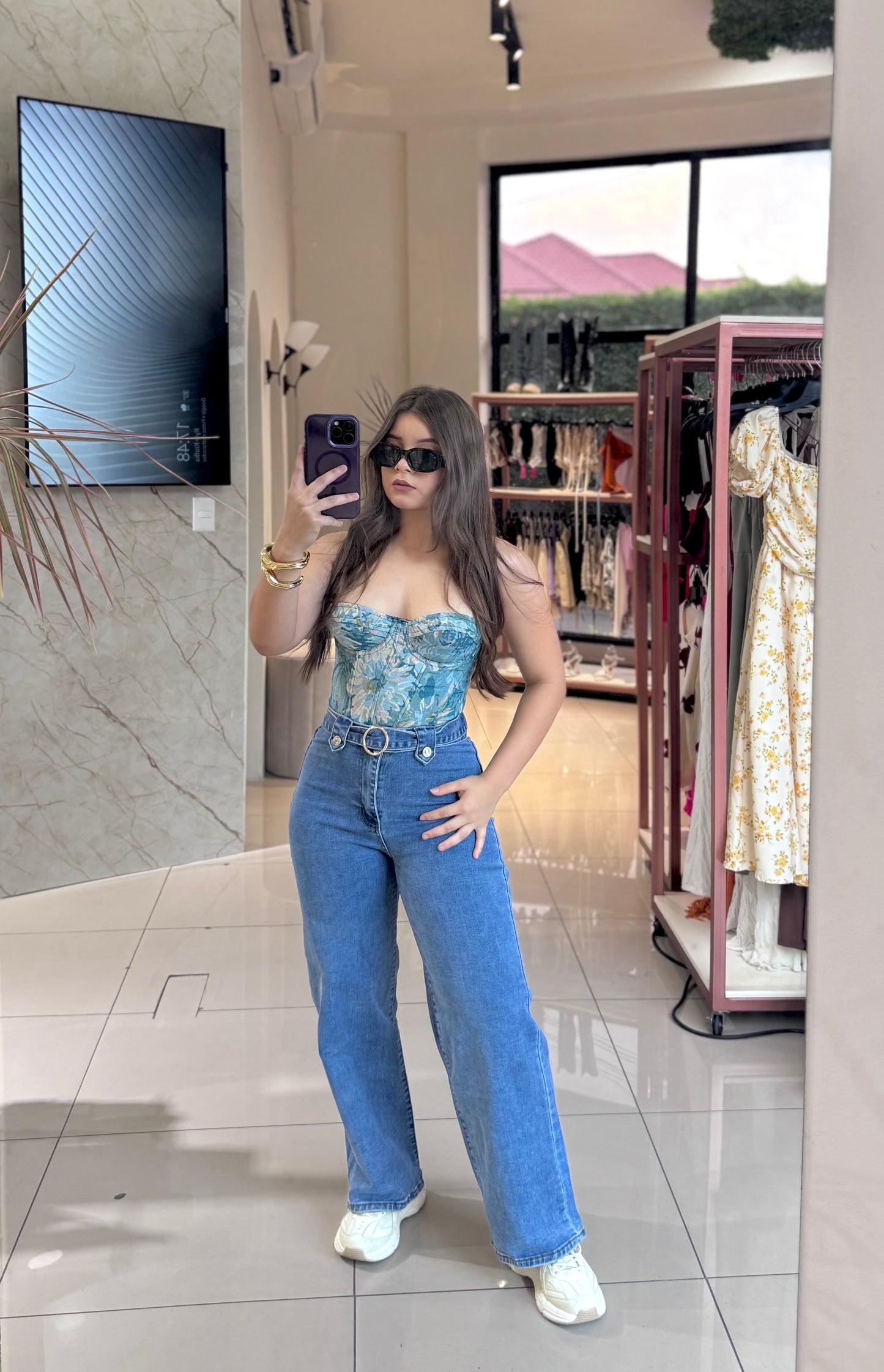 MOM JEANS CON CINTURON