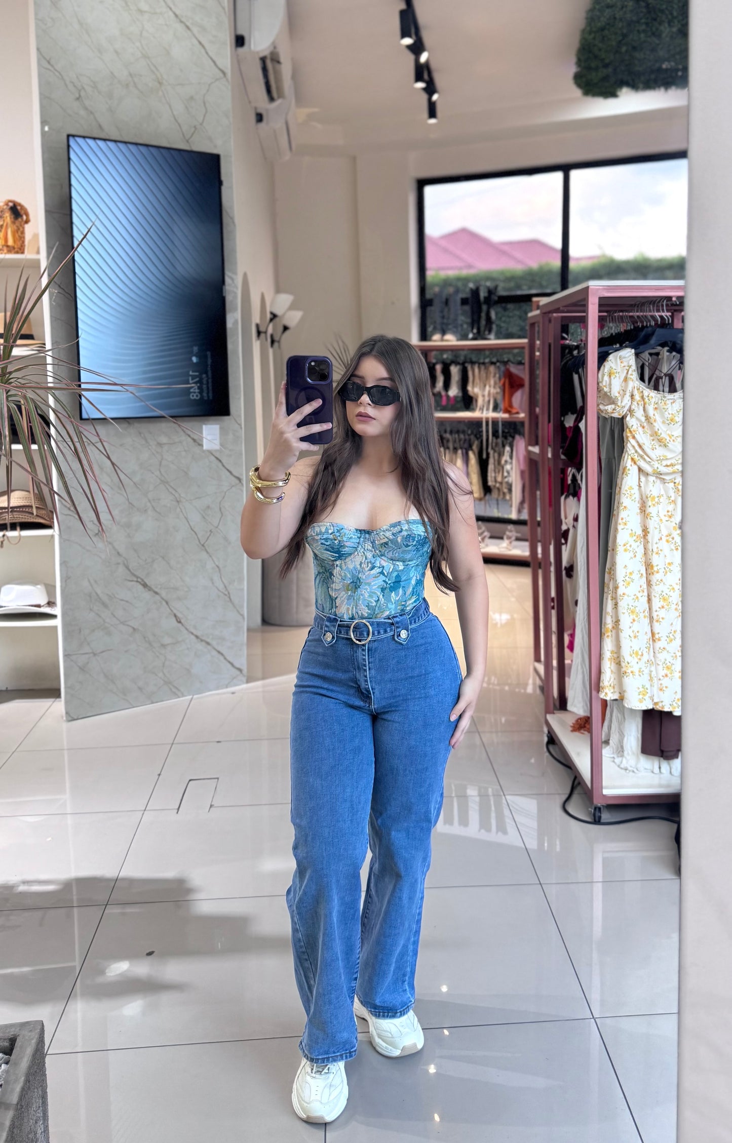 MOM JEANS CON CINTURON
