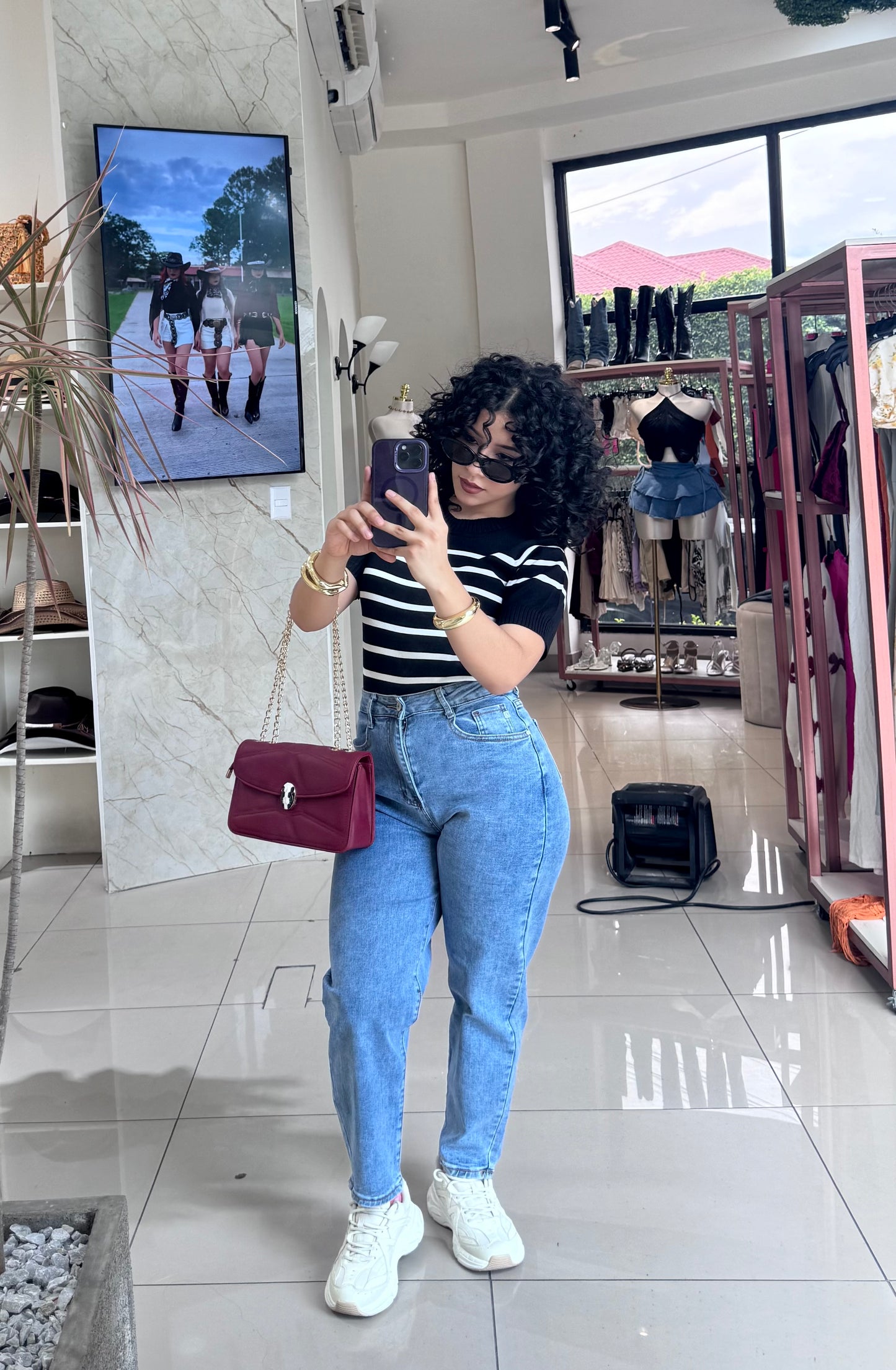 MOM JEANS ESTILO BARRIL