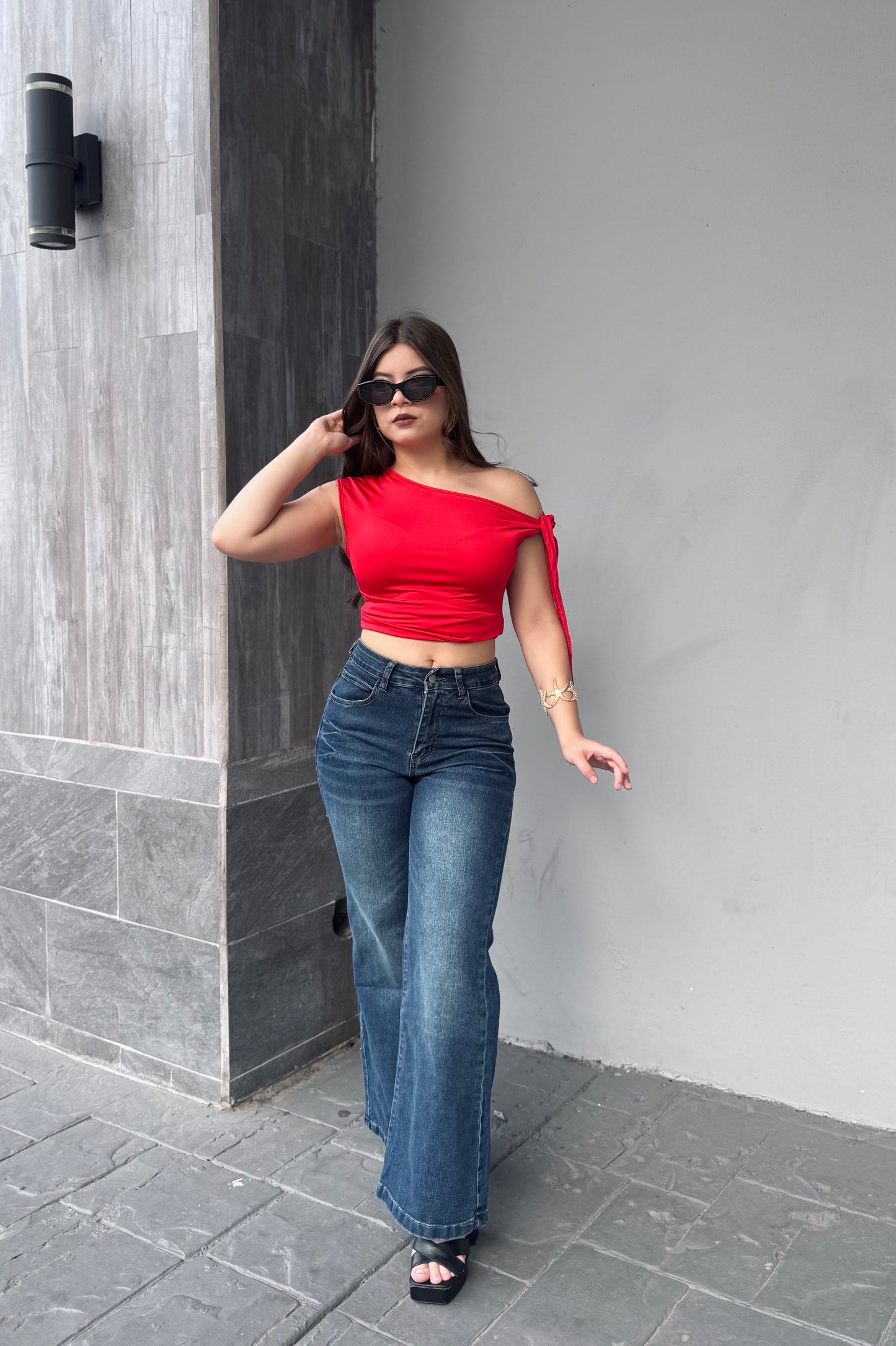 FLARE JEANS A LA CADERA DESLAVADO