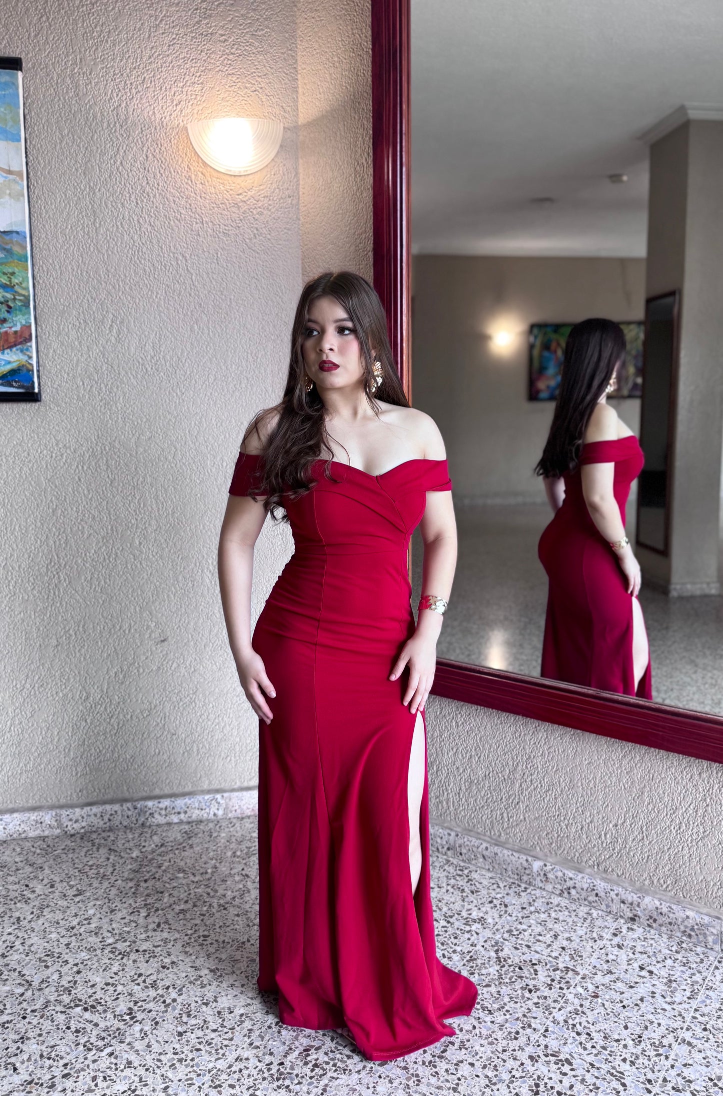 GALA AL HOMBRO PIERNA ABIERTA