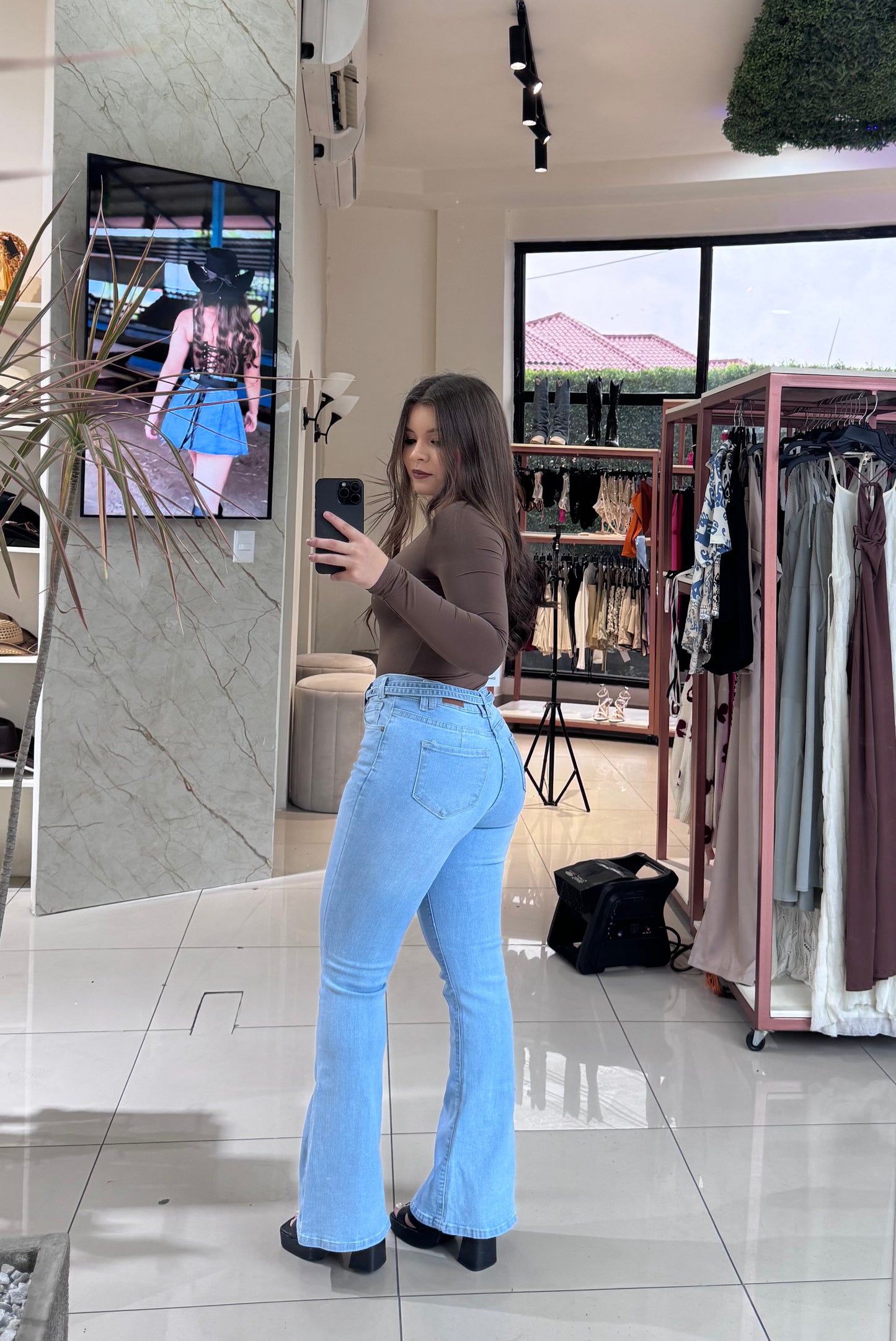 FLARE JEANS CON CINTURÓN