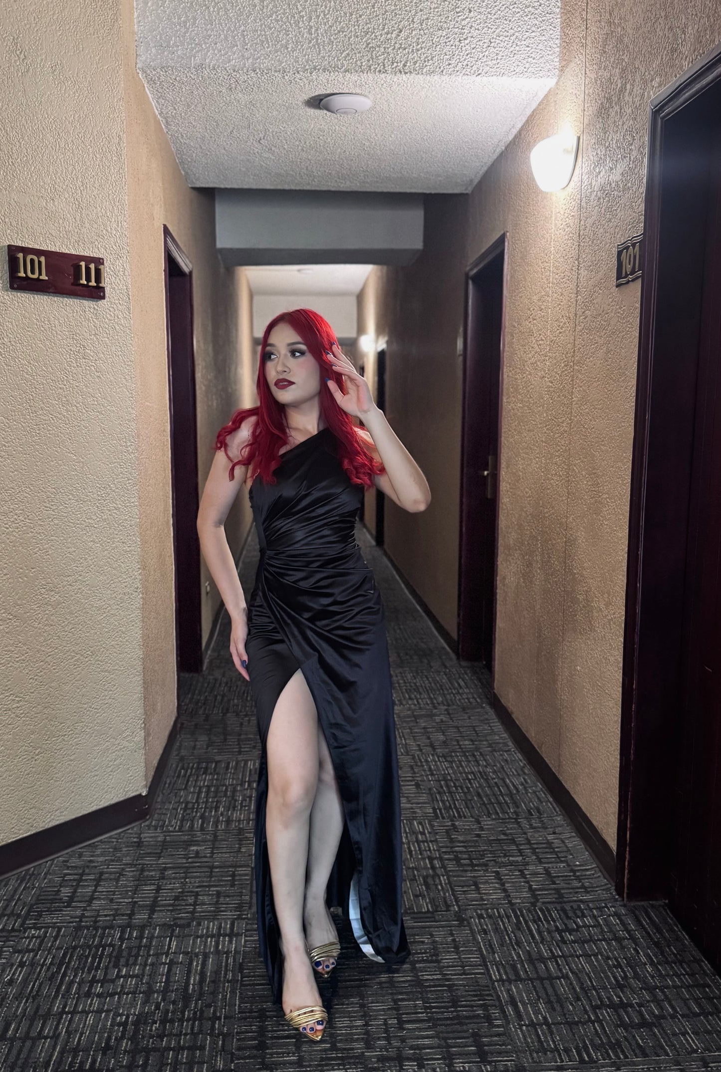 GALA FRUNCIDO UN HOMBRO