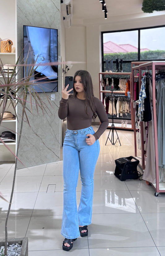 FLARE JEANS CON CINTURÓN
