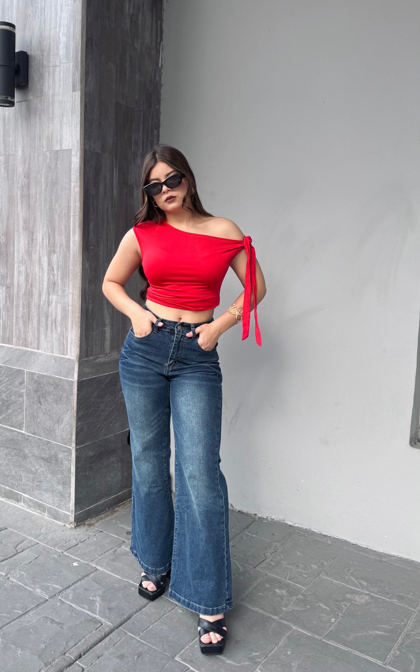 FLARE JEANS A LA CADERA DESLAVADO