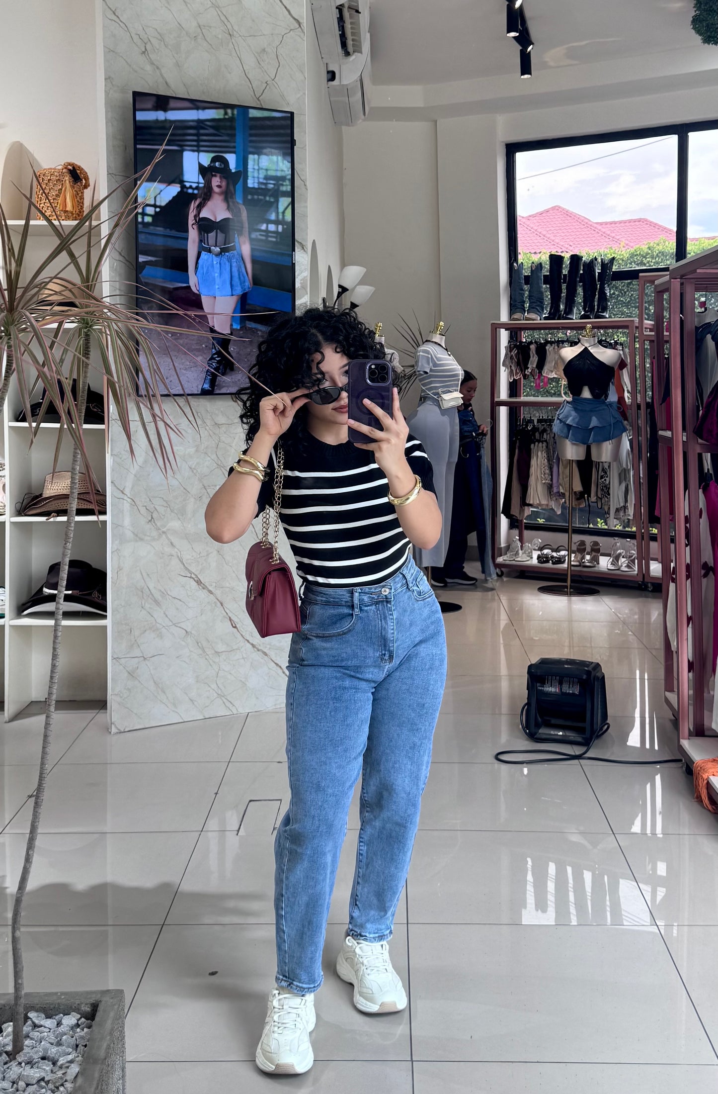 MOM JEANS ESTILO BARRIL